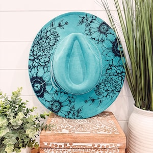 Cappello bruciato Dahlia, cappello a tesa larga con incisione floreale, cappello girasole, Fedora bruciato girasole, cappello in pelle scamosciata inciso, cappello boho, pelle scamosciata vegana