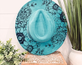 Cappello con motivo dalia bruciata, cappello a tesa larga con incisione floreale, cappello con girasole, fedora con girasole bruciato, cappello in pelle scamosciata inciso, cappello boho, pelle scamosciata vegana