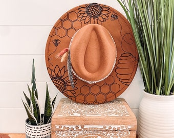 Chapéu de girassol queimado, chapéu de cowboy com estampa floral gravada, chapéu de girassol, chapéu fedora queimado de girassol, chapéu fedora gravado, chapéu de feltro gravado, chapéu boho