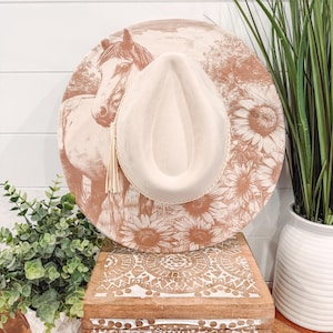 Chapeau brûlé cheval tournesol, chapeau de cowboy gravé floral, chapeau tournesol, fedora brûlé cheval, chapeau en daim gravé, chapeau bohème, daim végétalien