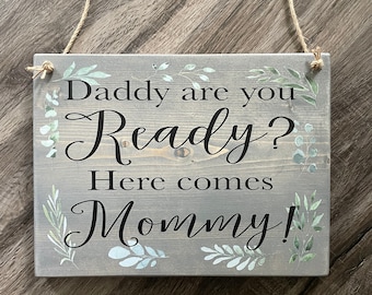 Papa ben je klaar hier komt mama houten bord, bloemenmeisje teken, ringdrager teken, bruiloft teken, huwelijksceremonie teken