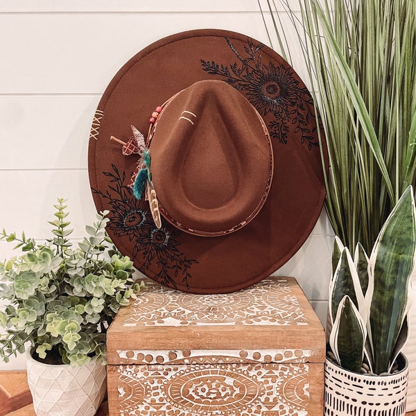 Cappello bruciato floreale "Leave Her Wild", cappello da cowboy con incisione floreale, cappello con girasole, cappello Fedora bruciato con girasole, cappello in feltro inciso, cappello boho