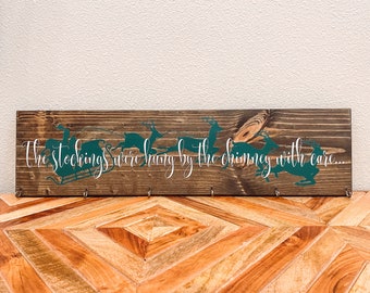 E as meias foram penduradas sinal de madeira, sinal de suporte de meia, sinal de meia de madeira, decoração de natal, sinal de lareira, decoração de férias