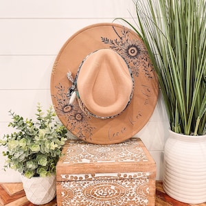Sombrero quemado con flores silvestres, sombrero vaquero con grabado floral, sombrero de girasol, fedora con girasol quemado, sombrero de fieltro grabado, sombrero bohemio