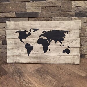 Letrero de madera con mapa del mundo rústico