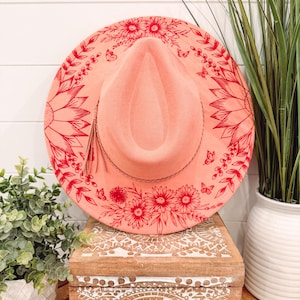 Cappello floreale bruciato, cappello a margherita, cappello a girasole, cappello Fedora bruciato girasole, cappello in pelle scamosciata incisa, cappello boho, pelle scamosciata vegana