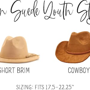 K&ouml;nnte beinhalten: Zwei vegane Jugendh&uuml;te aus Wildleder. Der Hut links hat einen kurzen Rand und ist beige. Der Hut rechts ist ein brauner Cowboyhut. Gr&ouml;&szlig;e: Passt f&uuml;r Kopfgr&ouml;&szlig;en von 17,5 bis 22,25 Zoll.