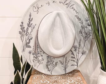 C'est un chapeau brûlé de fleurs sauvages, chapeau de cowboy gravé floral, chapeau de tournesol, chapeau Fedora brûlé de tournesol, chapeau en daim gravé, chapeau bohème, daim végétalien