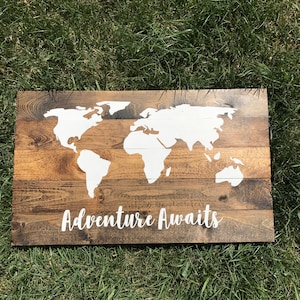 Avontuur wacht op houten kaartbord, wereldkaartbord, rustiek kaartbord, huwelijkscadeau, housewarmingcadeau, wereldbolbord, kaartbord, kwekerij decorbord