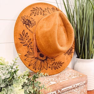 Cappello girasole bruciato, cappello da cowboy con incisione floreale, cappello girasole, Fedora girasole bruciato, cappello in pelle scamosciata inciso, cappello boho, pelle scamosciata vegana