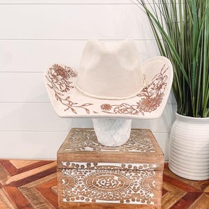 Chapeau brûlé floral, chapeau de cowboy gravé floral, chapeau tournesol, fedora brûlé tournesol, chapeau en daim gravé, chapeau bohème, daim végétalien