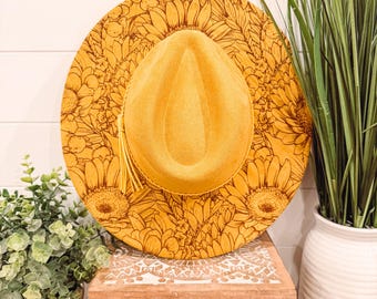 Cappello con girasoli bruciati, Cappello a tesa larga con incisione floreale, Cappello con girasoli, Fedora con girasoli bruciati, Cappello in pelle scamosciata inciso, Cappello boho, Pelle scamosciata vegana