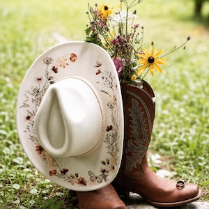 Blommig mönstrad hatt, blommig cowboyhatt, solroshatt, vildblommig fedora, blommig mockahatt, bohohatt, vegansk mocka, cowgirlhatt, hatt med brett brätte