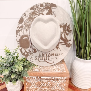 Chapeau brûlé floral de cow-girl, chapeau de cowboy à gravure florale, chapeau de cow-girl tournesol, chapeau de célibataire Nashville, cadeau de fiançailles, chapeau en forme de coeur