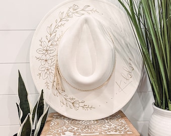 Chapéu personalizado com estampa floral queimada, chapéu de cowboy com gravura floral, chapéu para despedida de solteira, chapéu para despedida de solteira em Nashville, chapéu para festa temática de Nashville, presente de noivado