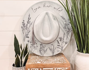 Chapeau brûlé fleurs sauvages, chapeau de cowboy à gravure florale, chapeau tournesol, chapeau Fedora brûlé tournesol, chapeau en daim gravé, chapeau bohème, daim végétalien