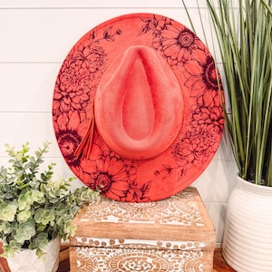 Cappello bruciato Dahlia, cappello a tesa larga con incisione floreale, cappello girasole, Fedora bruciato girasole, cappello in pelle scamosciata inciso, cappello boho, pelle scamosciata vegana