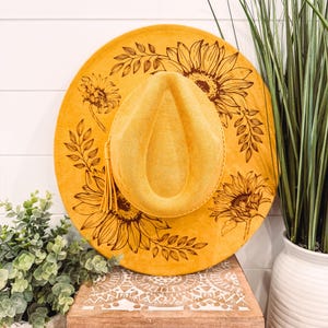 Cappello girasole bruciato, cappello da cowboy con incisione floreale, cappello girasole, Fedora girasole bruciato, cappello in pelle scamosciata inciso, cappello boho, pelle scamosciata vegana