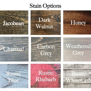 Puede incluir: Una tabla de 15 colores de tinte para madera diferentes. Los colores de tinte est&aacute;n etiquetados con nombres como "Early American", "Jacobean", "Dark Walnut", "Honey", "Red Oak", "Ebony", "Charcoal", "Carbon Grey", "Weathered Grey", "Grey Wash", "Rustic Grey", "Rustic Blue", "Rustic Rhubarb", "Rustic Whitewash" y "Worn Navy".