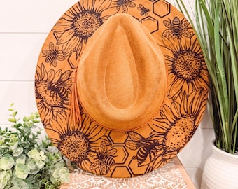 Cappello con girasoli bruciati, cappello a tesa larga con incisioni floreali, cappello con girasoli e api, fedora con girasoli bruciati, cappello in pelle scamosciata inciso, cappello boho, pelle scamosciata vegana
