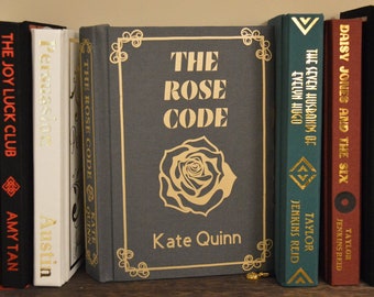 Libro de tapa dura encuadernado "Rose Code" de Kate Quinn