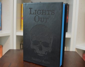 Lights Out di Navessa Allen, libro rilegato con copertina rigida