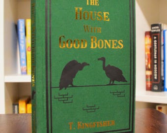 Una casa con buone ossa di T Kingfisher, libro con copertina rigida rilegata