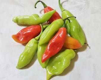 Please Read Description .Whole Fresh Trinidad Pimento Peppers. A Staple in Trinidad and West Indian Islands dishes and Seasonings.