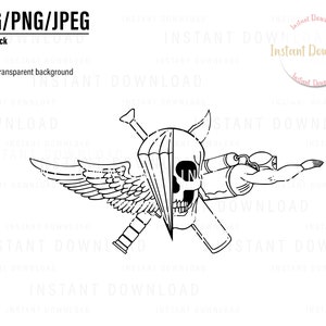 Puede incluir: Ilustración en blanco y negro de línea de arte de una calavera con un paracaídas y alas. La calavera lleva una máscara de buceo y tiene un rifle y una pistola cruzados detrás. El texto "Recon Jack" está en la parte superior de la imagen.