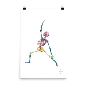Pode incluir: Uma ilustração colorida de um esqueleto fazendo uma pose de yoga, com os ossos coloridos em diferentes tons de azul, verde, amarelo e vermelho. O esqueleto está em uma pose de guerreiro com uma perna para frente e a outra para trás, e o braço levantado acima da cabeça.
