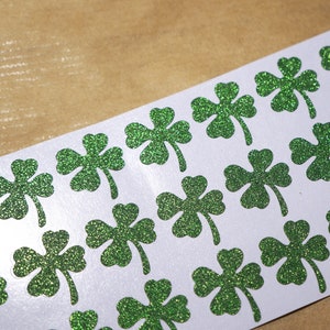 25 glitzernde KLEEBLATT-Aufkleber, St Patrick's Day Aufkleber Klee-Abziehbild Irische Glückssymbol-Aufkleber Glitter Einladungen 4 Kleeblatt-Aufkleber