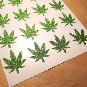 20 pegatinas de hojas de cannabis con brillantina, calcomanía de cáñamo verde, calcomanía de marihuana, sellos de invitación para fiesta con brillantina, calcomanías con temática de marihuana, fiesta de cabezas de marihuana