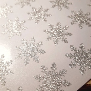 20 adesivi a forma di fiocco di neve con glitter, sigilli per inviti natalizi, confezioni regalo per le feste, sigilli natalizi, decalcomania a forma di fiocco di neve, fiocco di neve con glitter dorati