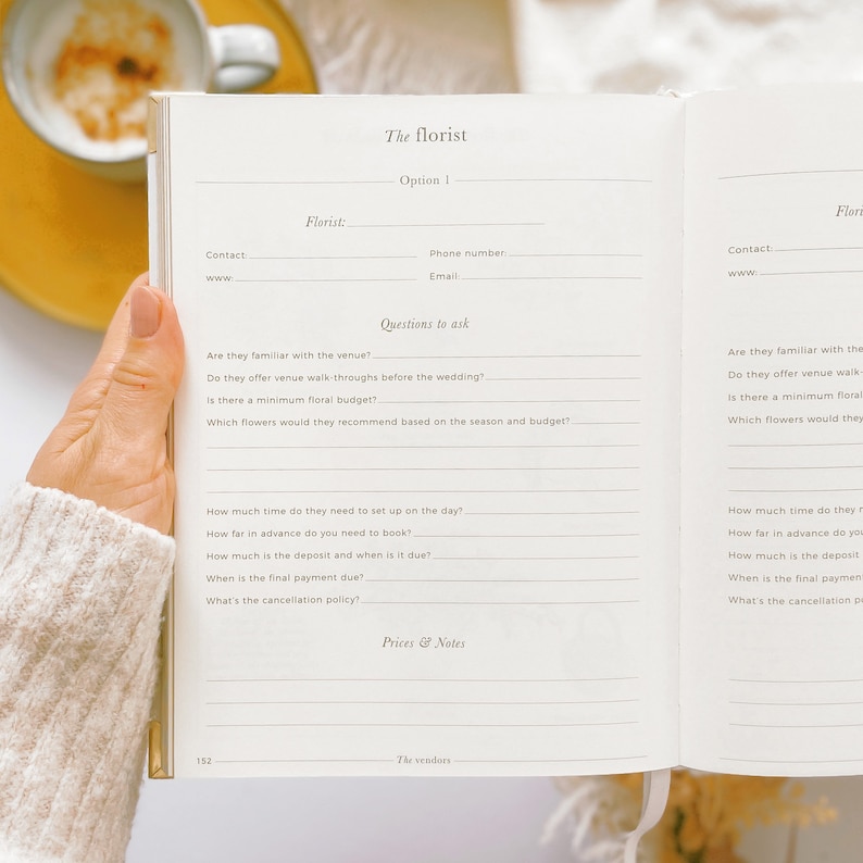 K&ouml;nnte beinhalten: Eine Seite aus einem Hochzeitsplaner mit einem Abschnitt mit dem Titel "Der Florist" und einer Liste von Fragen, die man einem potenziellen Floristen stellen kann. Die Fragen beinhalten: "Sind sie mit dem Veranstaltungsort vertraut?", "Bieten sie Besichtigungen des Veranstaltungsortes vor der Hochzeit an?", "Gibt es ein Mindestbudget f&uuml;r Blumen?", und "Welche Blumen w&uuml;rden sie je nach Jahreszeit und Budget empfehlen?"