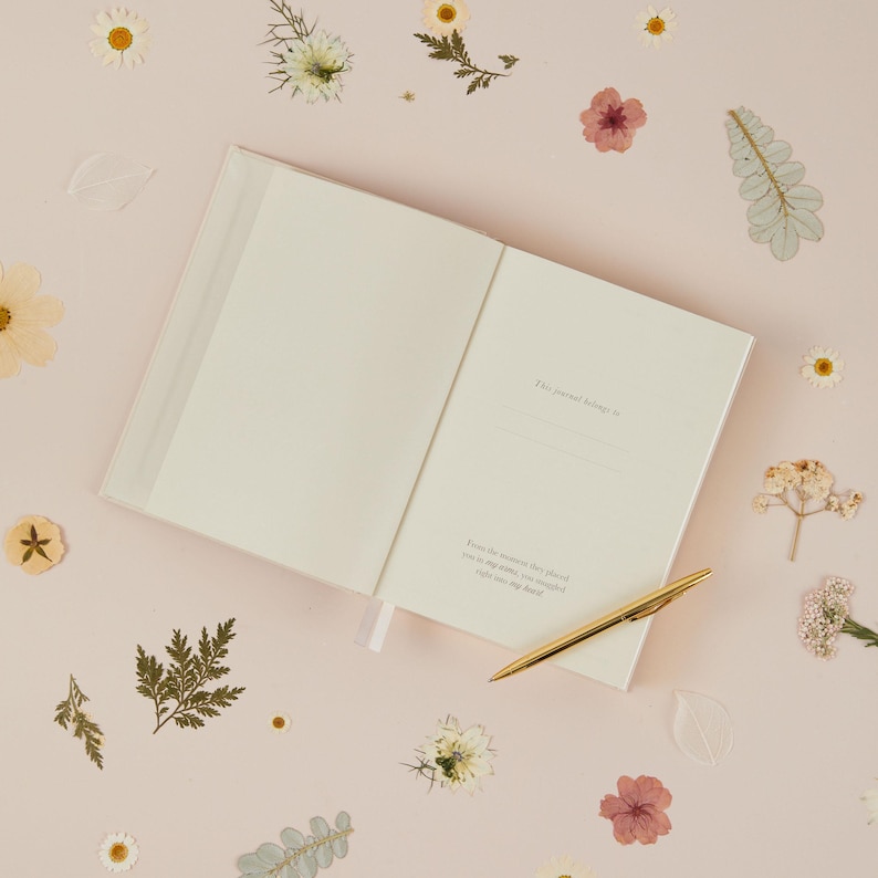 Undated mum journal allowing you to write the date and record memories over five years