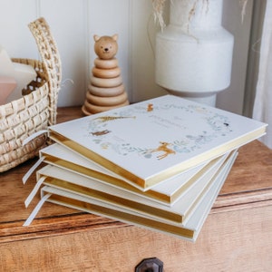 Discover the ideal gift for your pregnant friend - a sleek and modern pregnancy diary. Cherish every memory with style.