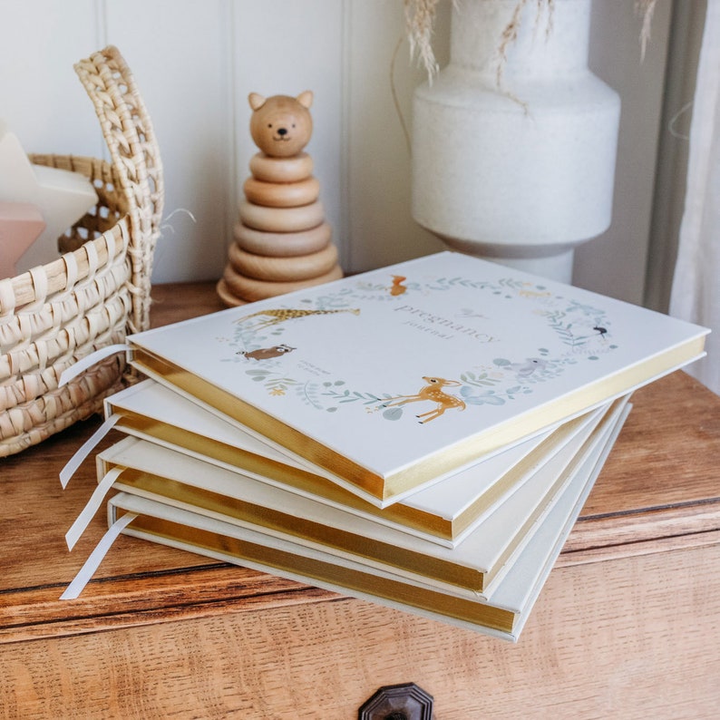 Discover the ideal gift for your pregnant friend - a sleek and modern pregnancy diary. Cherish every memory with style.
