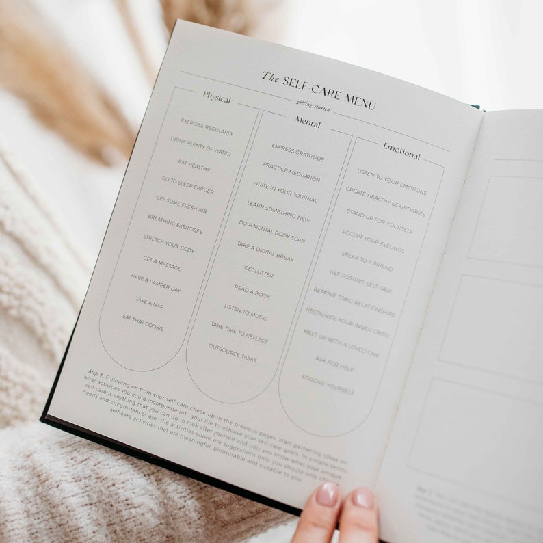 Op de afbeelding: Een zelfzorgmenu met drie categorie&euml;n: fysiek, mentaal en emotioneel. Elke categorie heeft een lijst met activiteiten om je te helpen voor jezelf te zorgen. Het menu is afgedrukt op een witte pagina met een zwarte rand.