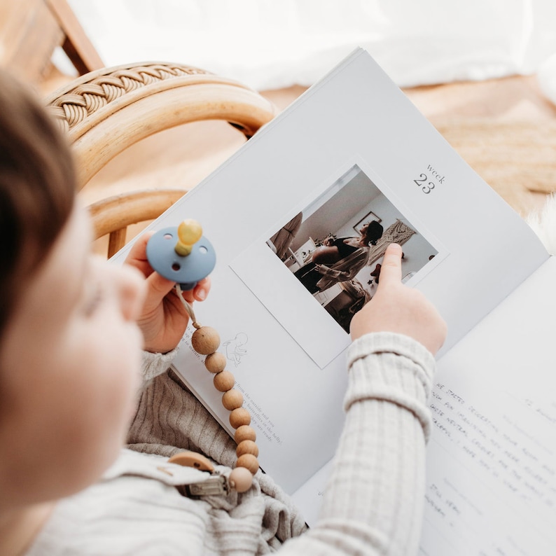 Keep track of your pregnancy with our charming journal adorned with cute animals and luxurious gold embellishments. A must-have for expecting mothers!