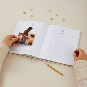 Explore our pregnancy diary, the perfect simple and modern gift for your pregnant friend. Capture every moment beautifully.