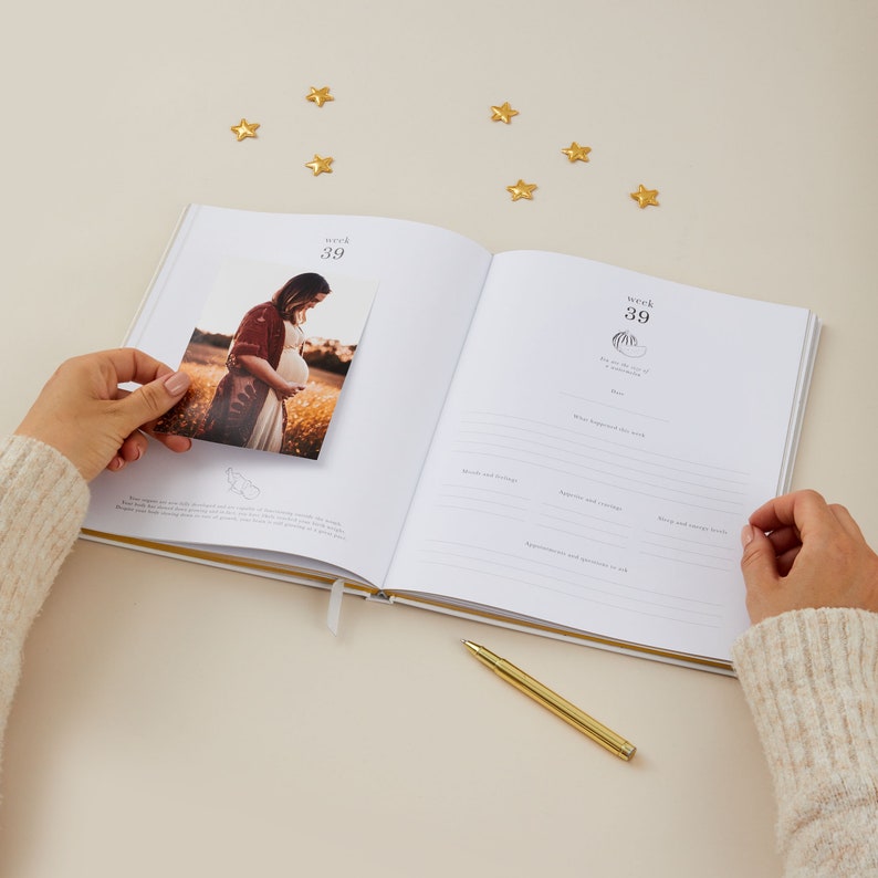 Explore our pregnancy diary, the perfect simple and modern gift for your pregnant friend. Capture every moment beautifully.