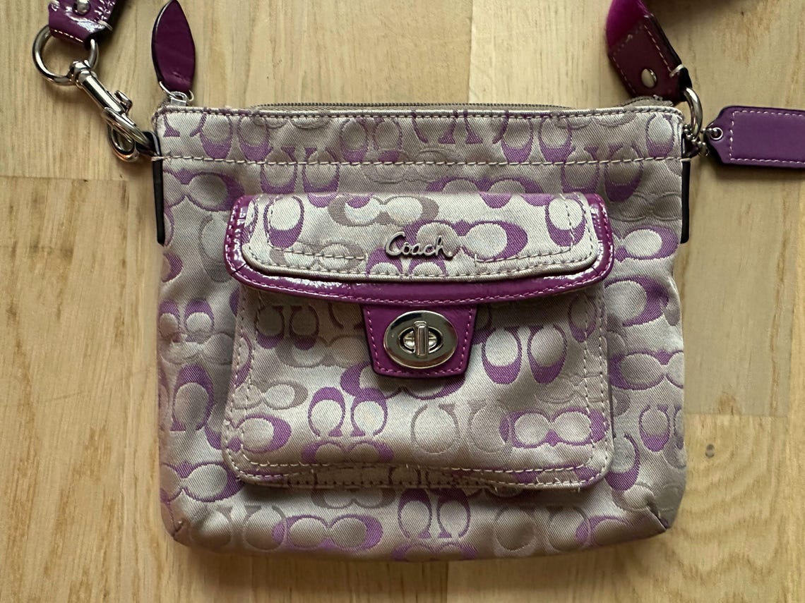 Coach Y2K Penelope Purple Swingpack Crossbody Bag | Signature Vintage Shoulder Handbag, foto 2 di 5