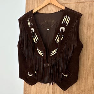 Vintage western cowboyväst i mocka: Storlek M retro brun boho rodeoväst med fransar