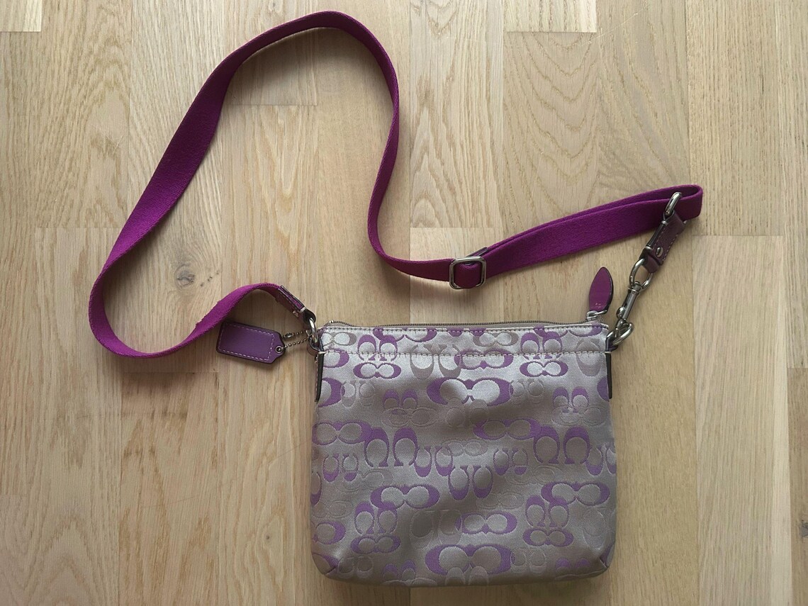Coach Y2K Penelope Purple Swingpack Crossbody Bag | Signature Vintage Shoulder Handbag, foto 4 di 5
