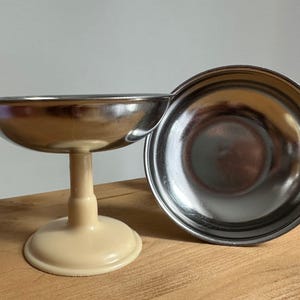 ヴィンテージ70年代メタルアイスクリームボウル：レトロなソビエト製デザート用食器コレクターズアイテム