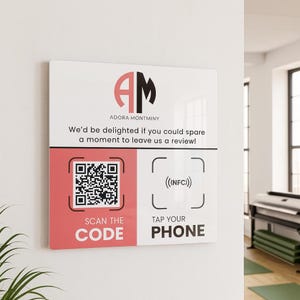 Puede incluir: Un letrero blanco y coral con el texto "AM" y "ADORA MONTMINY". El letrero dice "¡Estaríamos encantados si pudieras dedicar un momento a dejarnos una reseña!" con un código QR y las palabras "ESCANEA EL CÓDIGO" y "TOCA TU TELÉFONO".