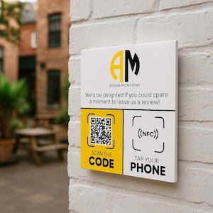 Può includere: Un cartello rettangolare bianco con il testo "ADORA MONTMINY" e "Saremmo lieti se potessi dedicare un momento a lasciarci una recensione!". Presenta anche un codice QR e le parole "SCANSIONA IL CODICE" e "TOCCA IL TUO TELEFONO".