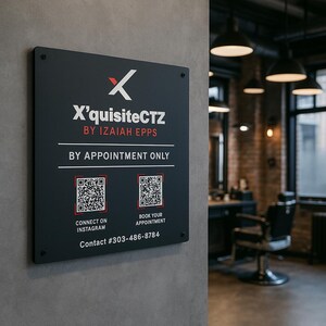 Peut inclure: Un panneau rectangulaire noir avec du texte blanc et un logo rouge et blanc. Le panneau indique "X'quisiteCTZ BY IZAIAH EPPS BY APPOINTMENT ONLY." Deux codes QR sont en dessous du texte, avec "CONNECT ON INSTAGRAM" et "BOOK YOUR APPOINTMENT". Le numéro de contact est également indiqué.