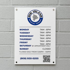 Peut inclure: Panneau rectangulaire blanc avec le texte "BIG ISLAND PHYSICAL THERAPY" dans un logo circulaire bleu. Le panneau affiche les heures d'ouverture pour chaque jour de la semaine, ainsi qu'un numéro de téléphone et un code QR.