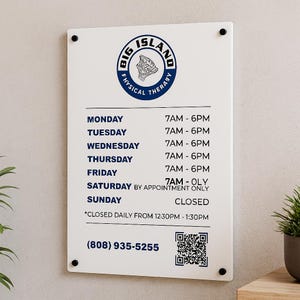 Peut inclure: Panneau rectangulaire blanc avec texte noir et logo bleu pour Big Island Physical Therapy. Le panneau affiche les heures d'ouverture pour chaque jour de la semaine, un numéro de téléphone et un code QR.